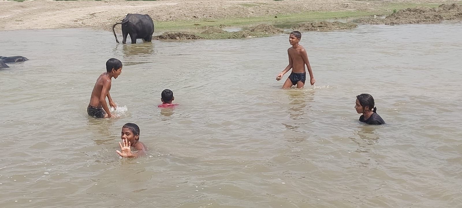 गोंडा में नवाबगंज के ब्योंदा में बाढ़ के पानी से घिरा प्राथमिक विद्यालय। गोंडा में नवाबगंज के ब्योंदा में बाढ़ के पानी से घिरा प्राथमिक विद्यालय।