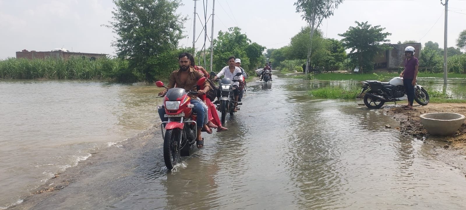 गोंडा में नवाबगंज के ब्योंदा में बाढ़ के पानी से घिरा प्राथमिक विद्यालय। गोंडा में नवाबगंज के ब्योंदा में बाढ़ के पानी से घिरा प्राथमिक विद्यालय।