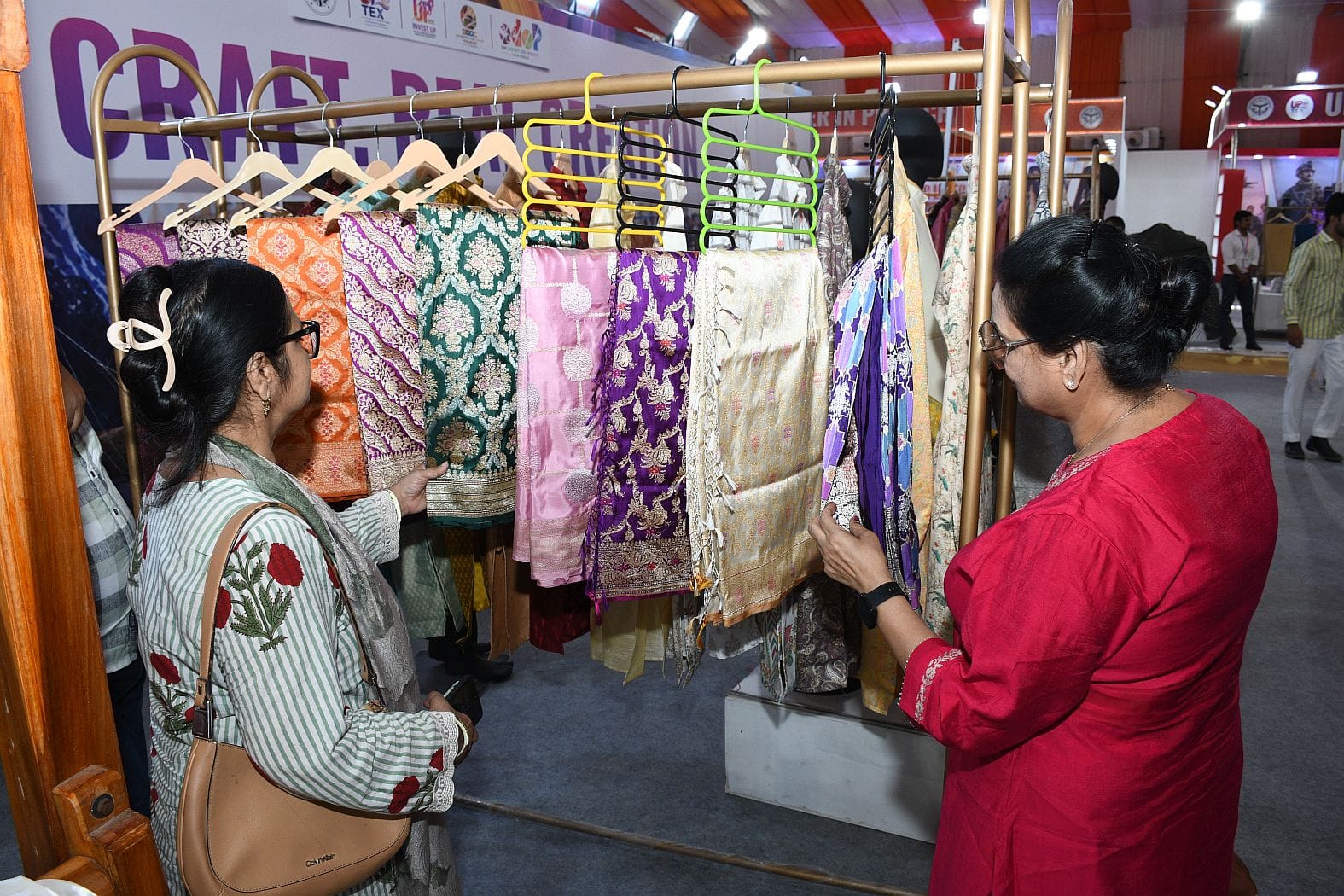 गोमतीनगर स्थित इंदिरा गांधी प्रतिष्ठान में आयोजित यूपी टेक्स-2026 के दूसरे दिन प्रदर्शनी देखते गोमतीनगर स्थित इंदिरा गांधी प्रतिष्ठान में आयोजित यूपी टेक्स-2026 के दूसरे दिन प्रदर्शनी देखते