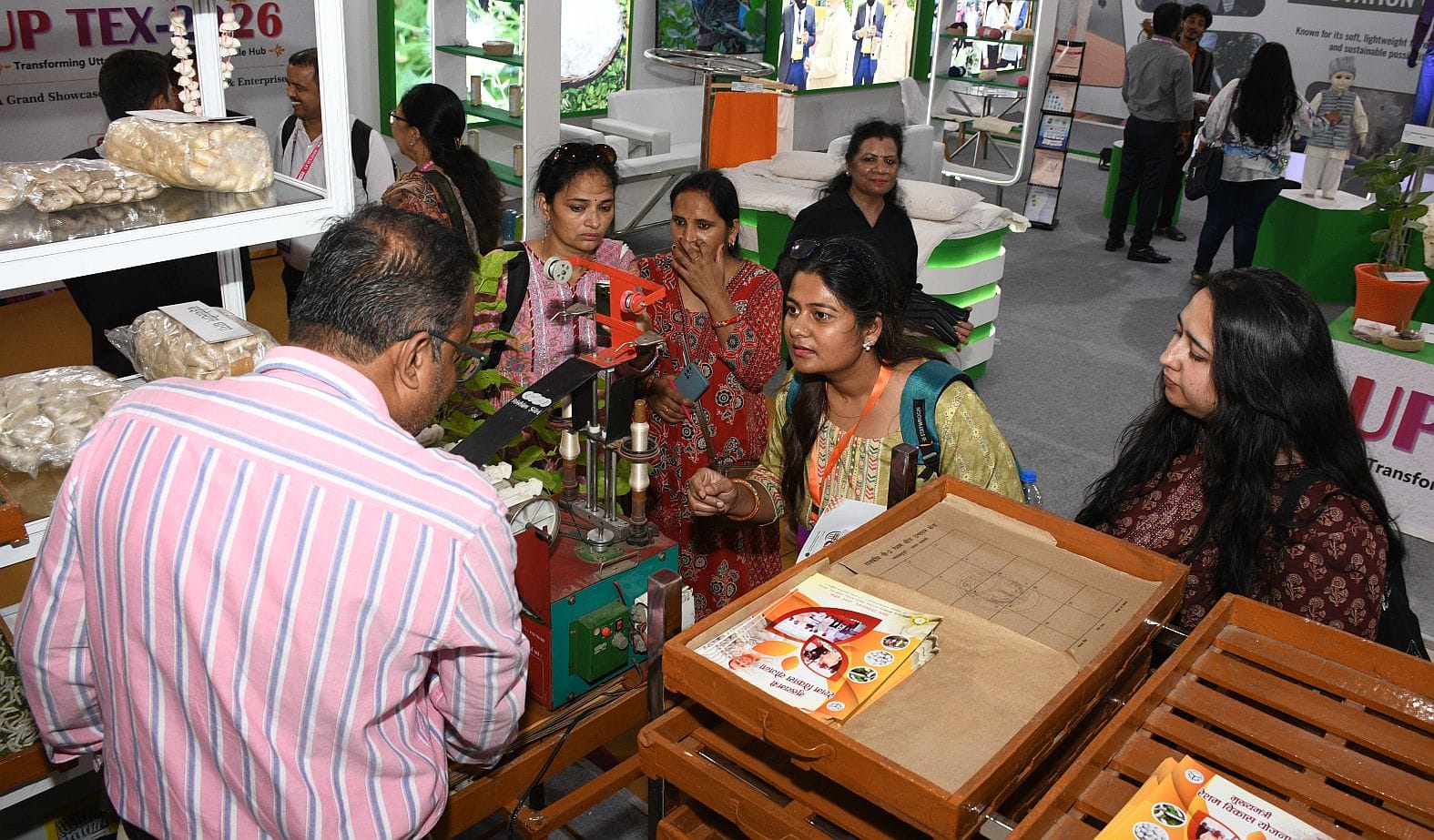 गोमतीनगर स्थित इंदिरा गांधी प्रतिष्ठान में आयोजित यूपी टेक्स-2026 के दूसरे दिन प्रदर्शनी देखते गोमतीनगर स्थित इंदिरा गांधी प्रतिष्ठान में आयोजित यूपी टेक्स-2026 के दूसरे दिन प्रदर्शनी देखते