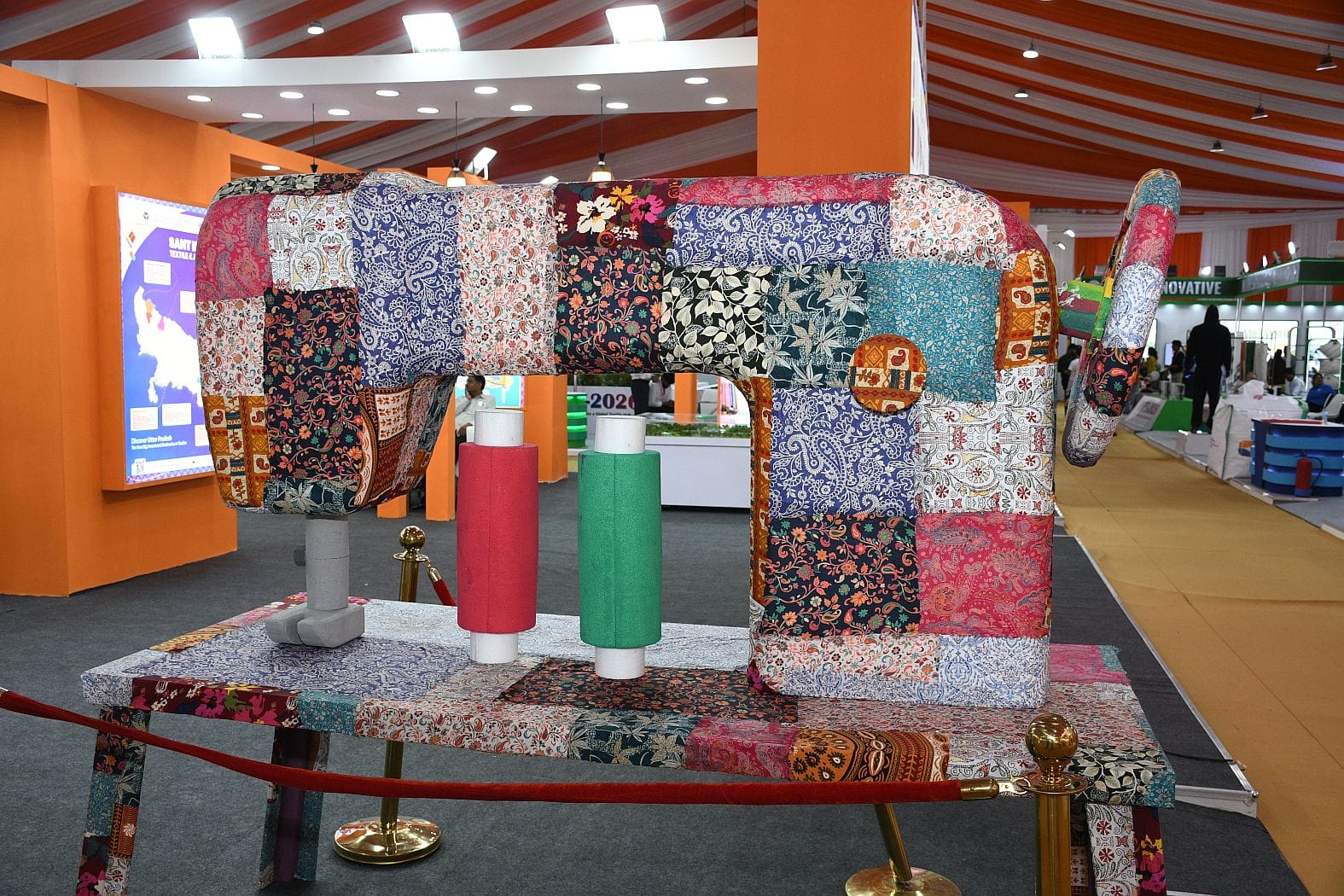गोमतीनगर स्थित इंदिरा गांधी प्रतिष्ठान में आयोजित यूपी टेक्स-2026 के दूसरे दिन प्रदर्शनी देखते गोमतीनगर स्थित इंदिरा गांधी प्रतिष्ठान में आयोजित यूपी टेक्स-2026 के दूसरे दिन प्रदर्शनी देखते