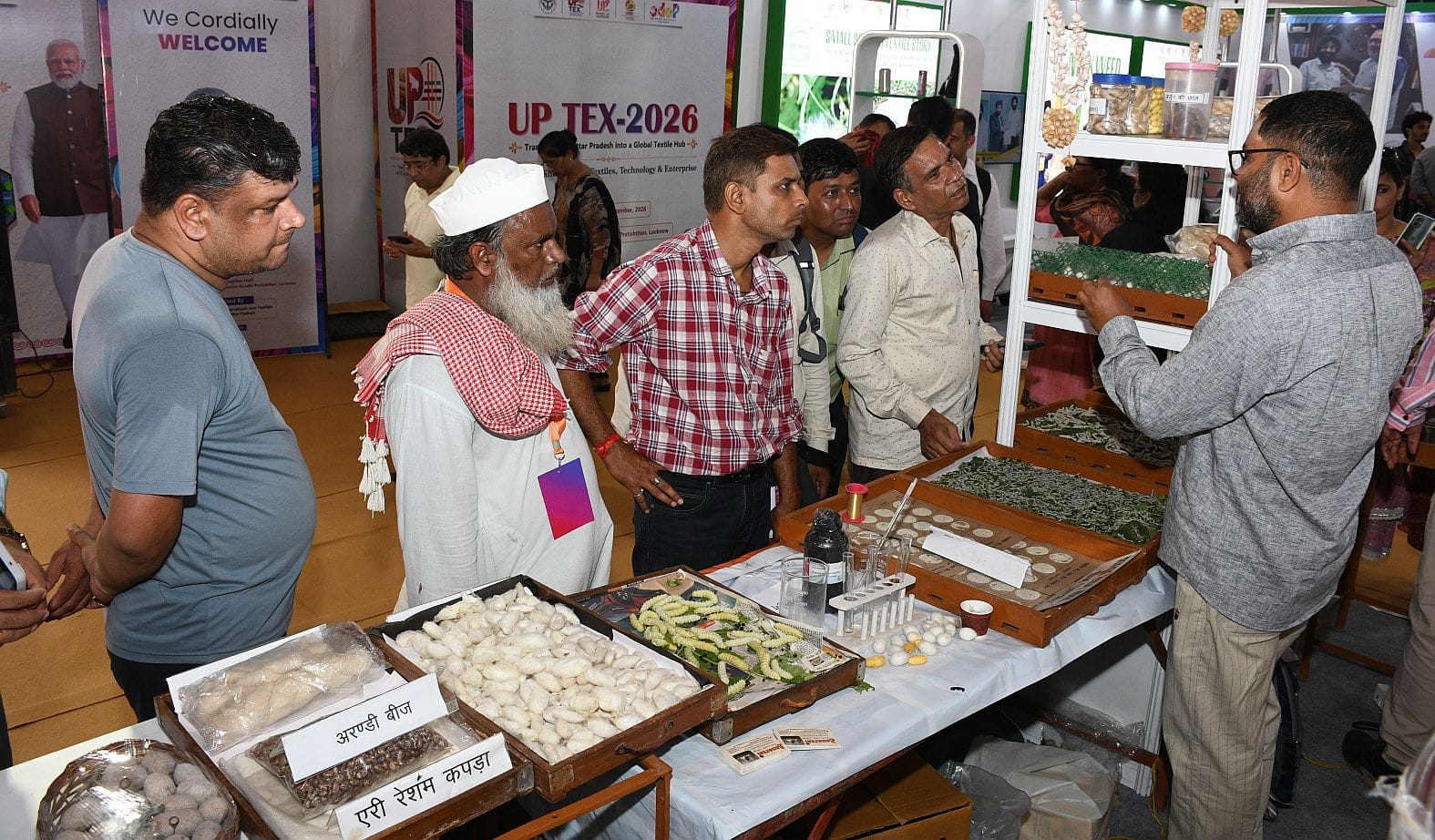 गोमतीनगर स्थित इंदिरा गांधी प्रतिष्ठान में आयोजित यूपी टेक्स-2026 के दूसरे दिन प्रदर्शनी देखते गोमतीनगर स्थित इंदिरा गांधी प्रतिष्ठान में आयोजित यूपी टेक्स-2026 के दूसरे दिन प्रदर्शनी देखते