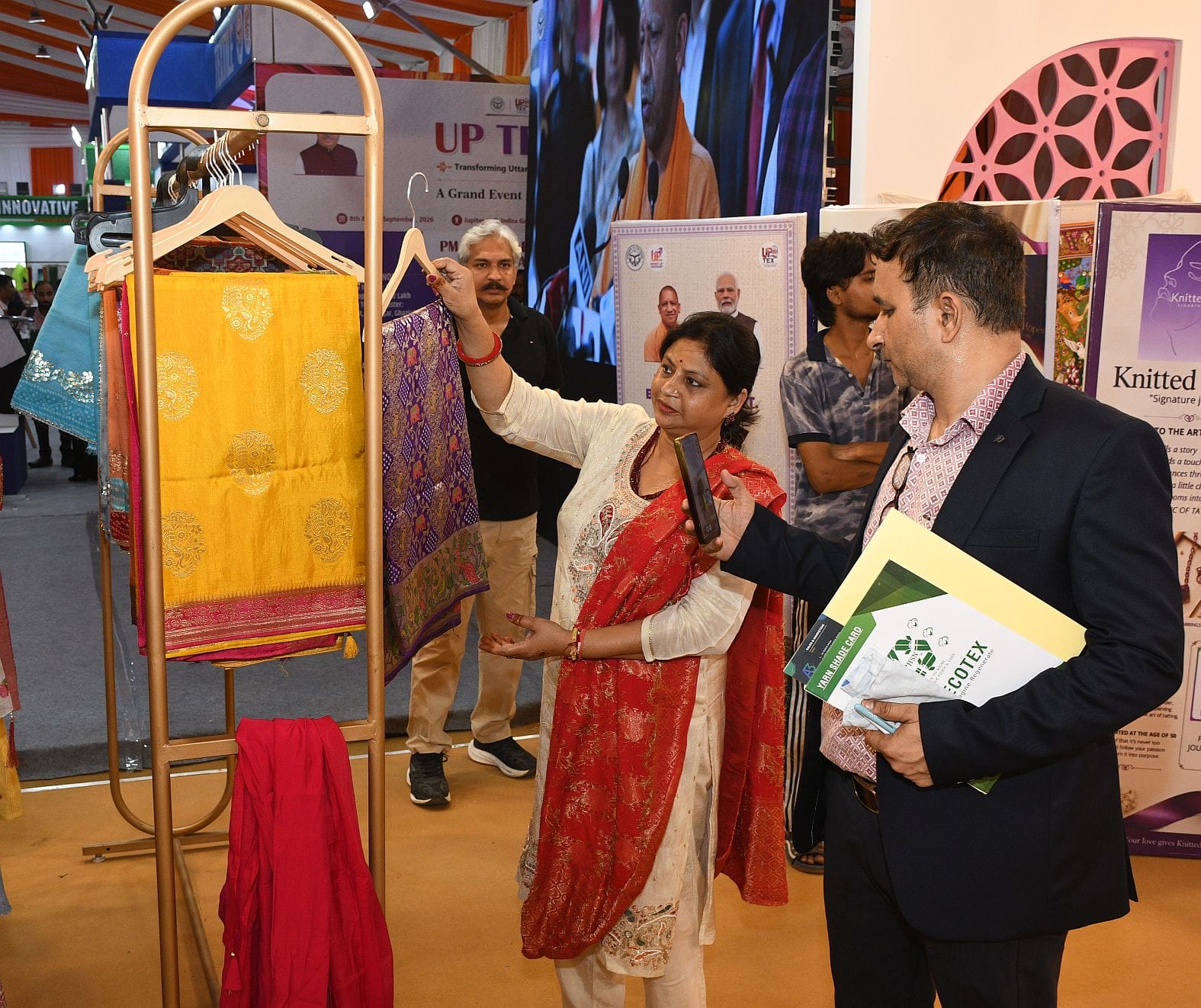 गोमतीनगर स्थित इंदिरा गांधी प्रतिष्ठान में आयोजित यूपी टेक्स-2026 के दूसरे दिन प्रदर्शनी देखते गोमतीनगर स्थित इंदिरा गांधी प्रतिष्ठान में आयोजित यूपी टेक्स-2026 के दूसरे दिन प्रदर्शनी देखते
