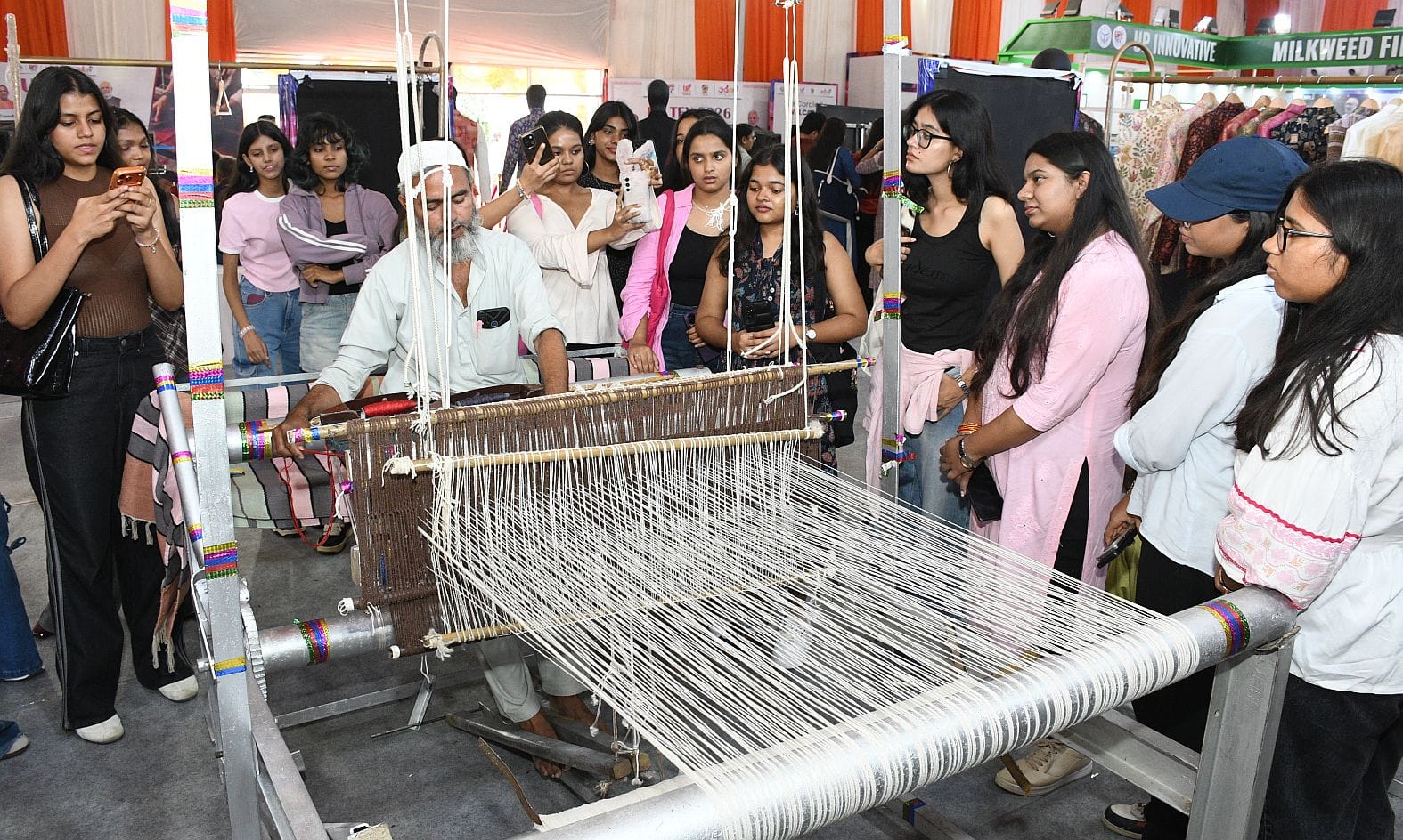 गोमतीनगर स्थित इंदिरा गांधी प्रतिष्ठान में आयोजित यूपी टेक्स-2026 के दूसरे दिन प्रदर्शनी देखते गोमतीनगर स्थित इंदिरा गांधी प्रतिष्ठान में आयोजित यूपी टेक्स-2026 के दूसरे दिन प्रदर्शनी देखते