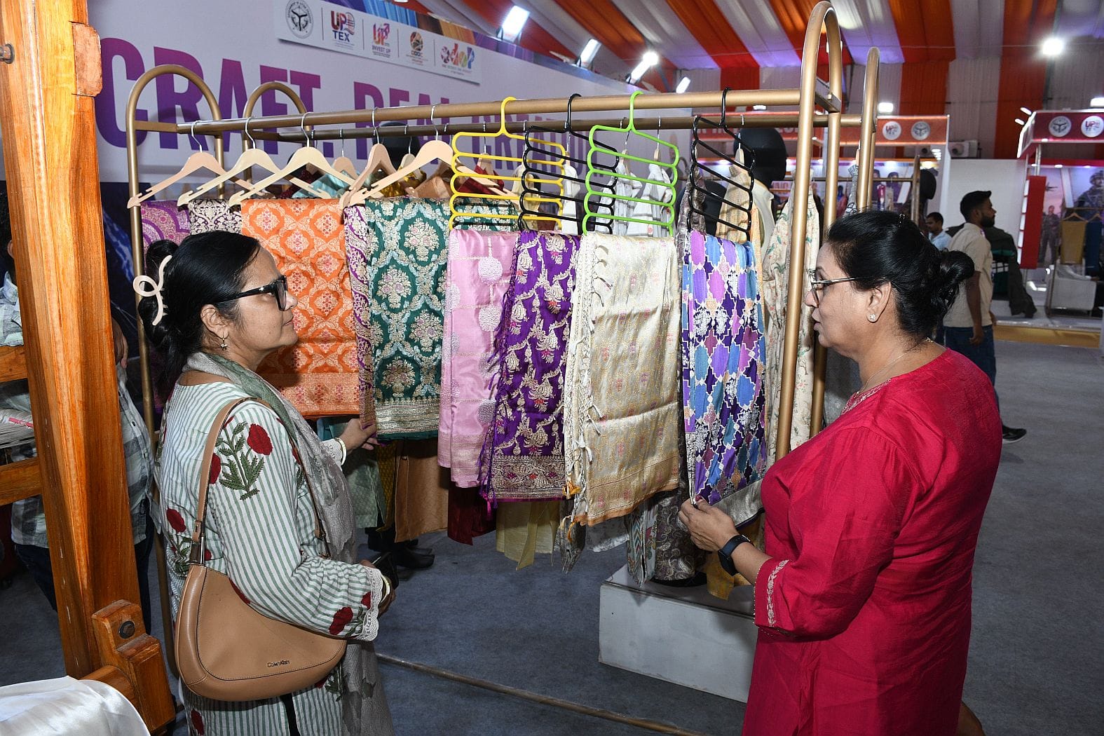 गोमतीनगर स्थित इंदिरा गांधी प्रतिष्ठान में आयोजित यूपी टेक्स-2026 के दूसरे दिन प्रदर्शनी देखते गोमतीनगर स्थित इंदिरा गांधी प्रतिष्ठान में आयोजित यूपी टेक्स-2026 के दूसरे दिन प्रदर्शनी देखते