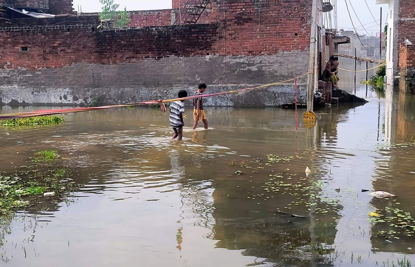 गर्रा नदी के जलस्तर में आई गिरावट। संवाद गर्रा नदी के जलस्तर में आई गिरावट। संवाद