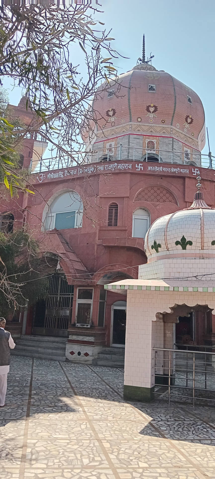गांव बाबा लदाना स्थित डेरा बाबा राजपुरी।