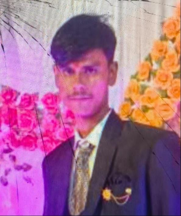 हादसे में घायल युवक को उपचार के लिए भेजती पुलिस। संवाद हादसे में घायल युवक को उपचार के लिए भेजती पुलिस। संवाद