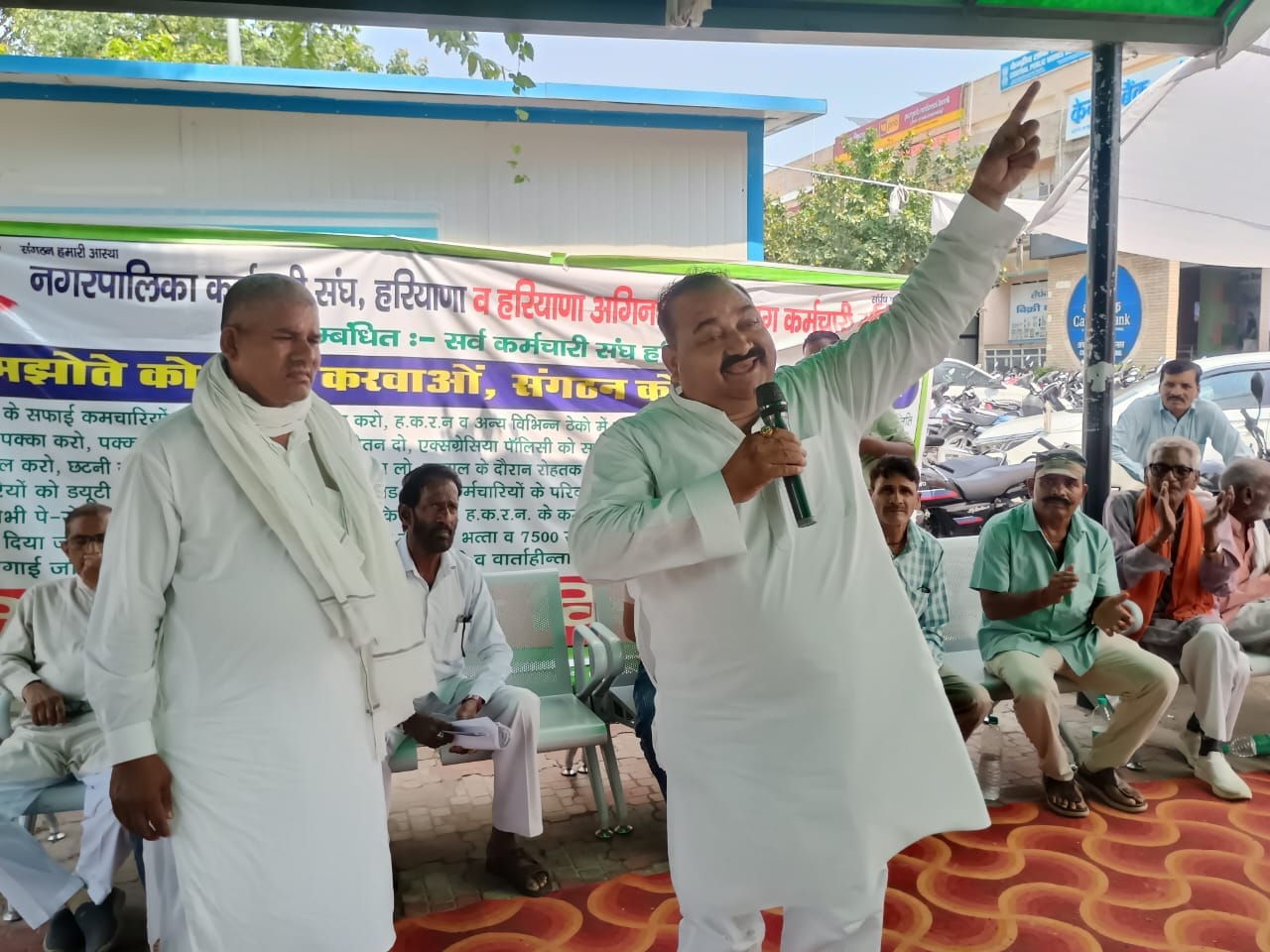 इंद्री हड़ताल पर बैठे कर्मचारियों को संबोधित करते डा. सुनील पंवार। संवाद