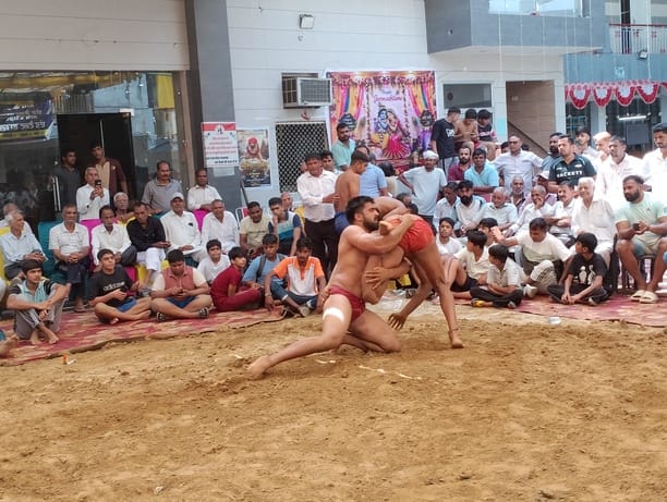 जीत के लिए पटखनी, काशीगिरी मंदिर में आयोजित दंगल में दमखम दिखाते पहलवान। संवाद जीत के लिए पटखनी, काशीगिरी मंदिर में आयोजित दंगल में दमखम दिखाते पहलवान। संवाद