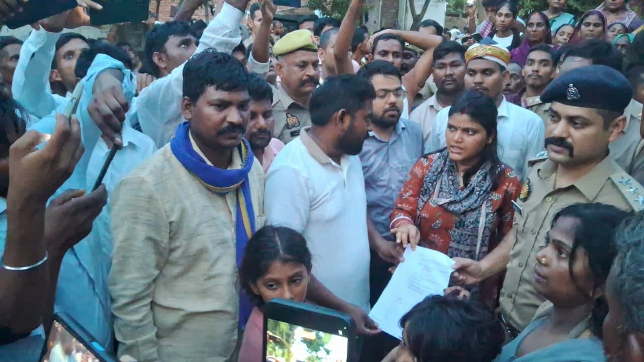 झटका मशीन से धीरेंद्र की मौत मामले में पेड़िया गांव में प्रदर्शन के बाद जुटी ग्रामीणों की भीड़। झटका मशीन से धीरेंद्र की मौत मामले में पेड़िया गांव में प्रदर्शन के बाद जुटी ग्रामीणों की भीड़।