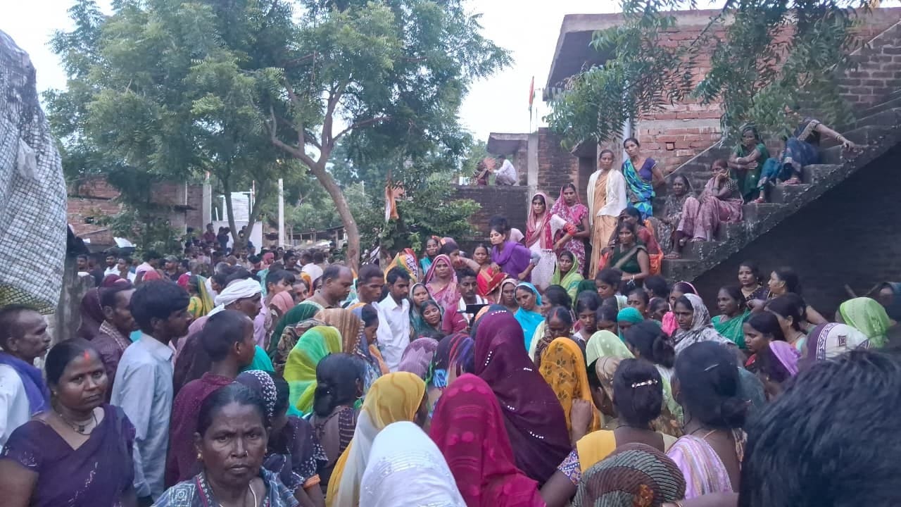 झटका मशीन से धीरेंद्र की मौत मामले में पेड़िया गांव में प्रदर्शन के बाद जुटी ग्रामीणों की भीड़। झटका मशीन से धीरेंद्र की मौत मामले में पेड़िया गांव में प्रदर्शन के बाद जुटी ग्रामीणों की भीड़।