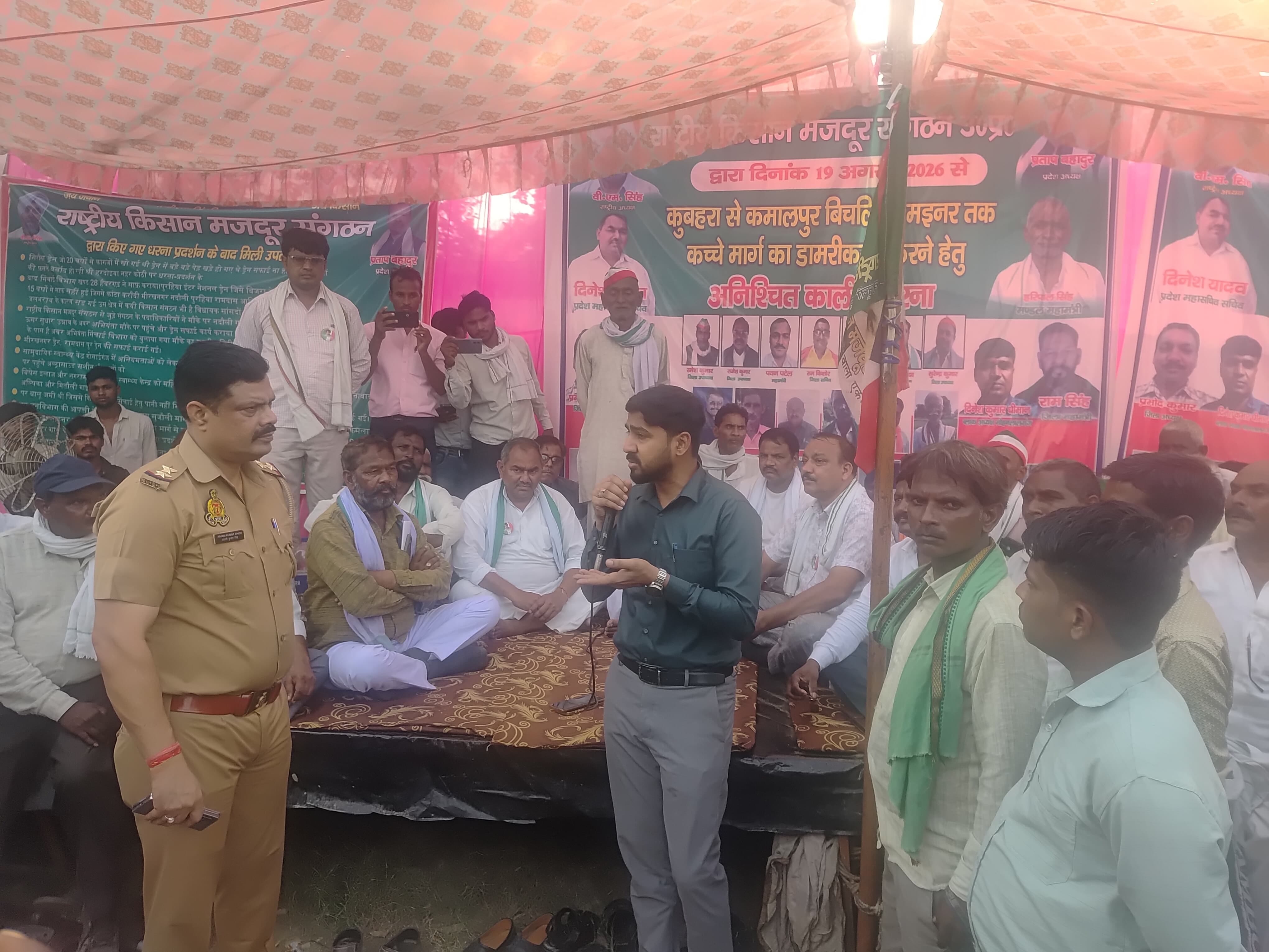 खस्ताहाल सड़क और किसानों से बात करते एसडीएम। खस्ताहाल सड़क और किसानों से बात करते एसडीएम।