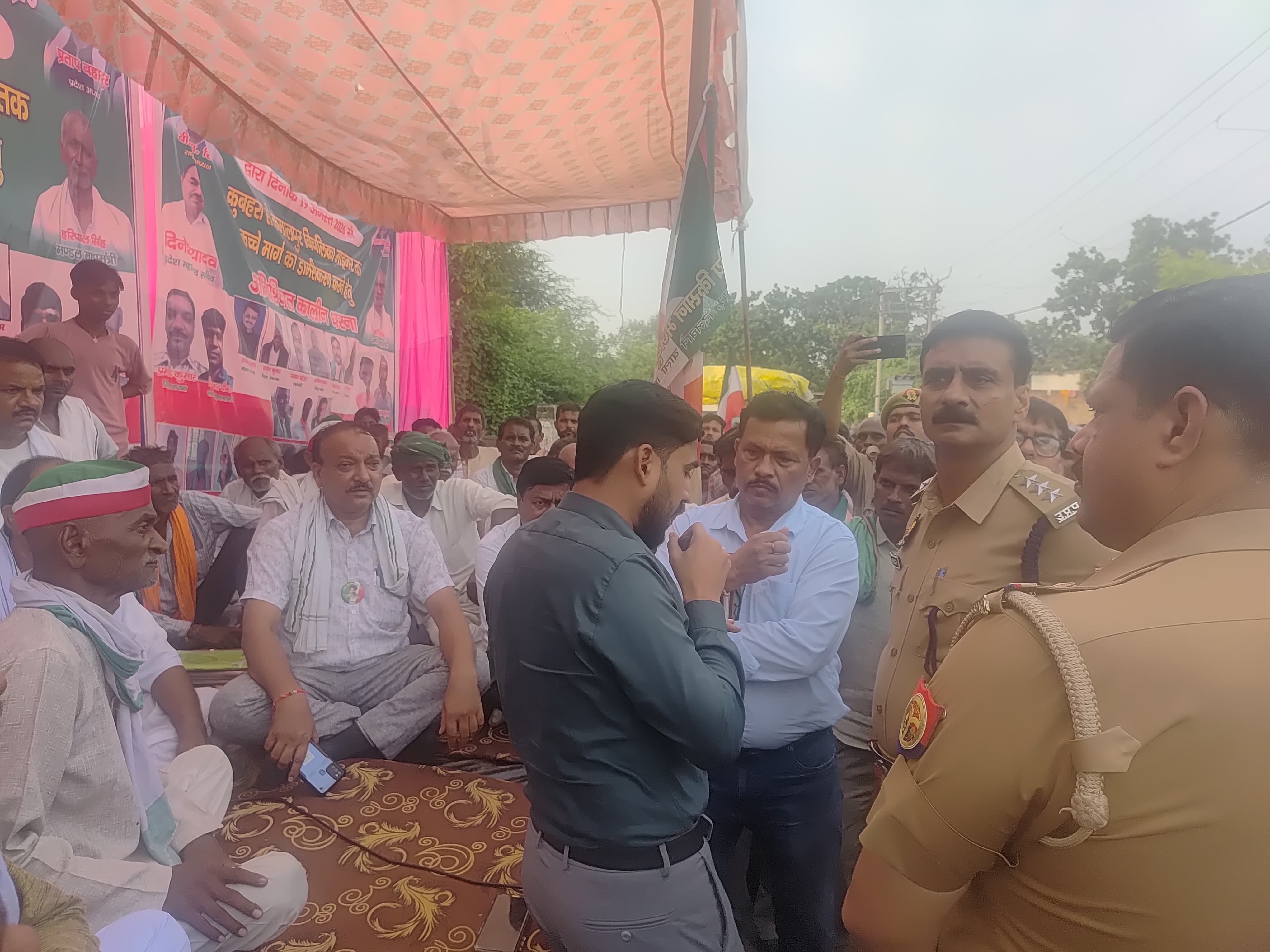 खस्ताहाल सड़क और किसानों से बात करते एसडीएम। खस्ताहाल सड़क और किसानों से बात करते एसडीएम।