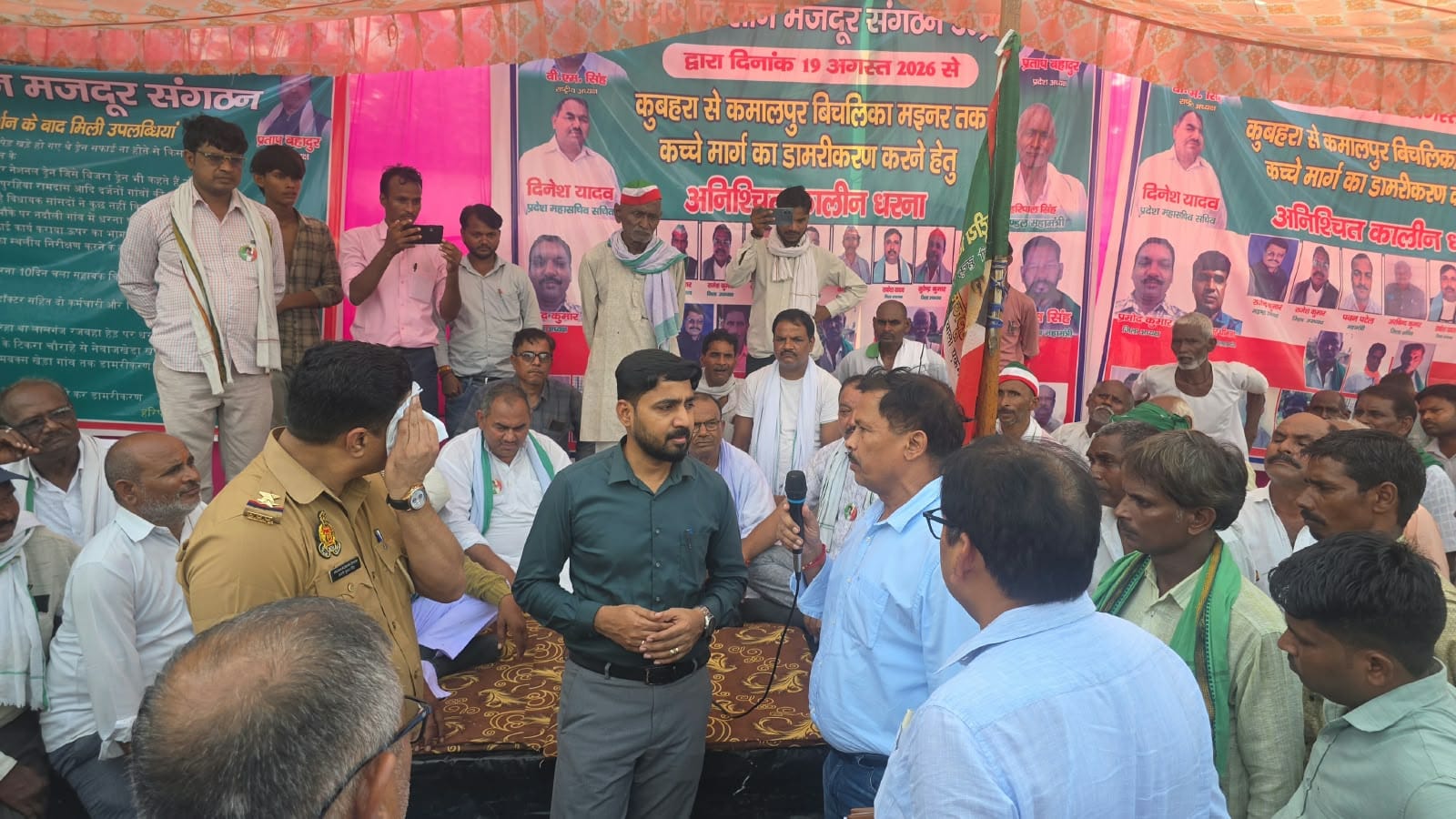 खस्ताहाल सड़क और किसानों से बात करते एसडीएम। खस्ताहाल सड़क और किसानों से बात करते एसडीएम।