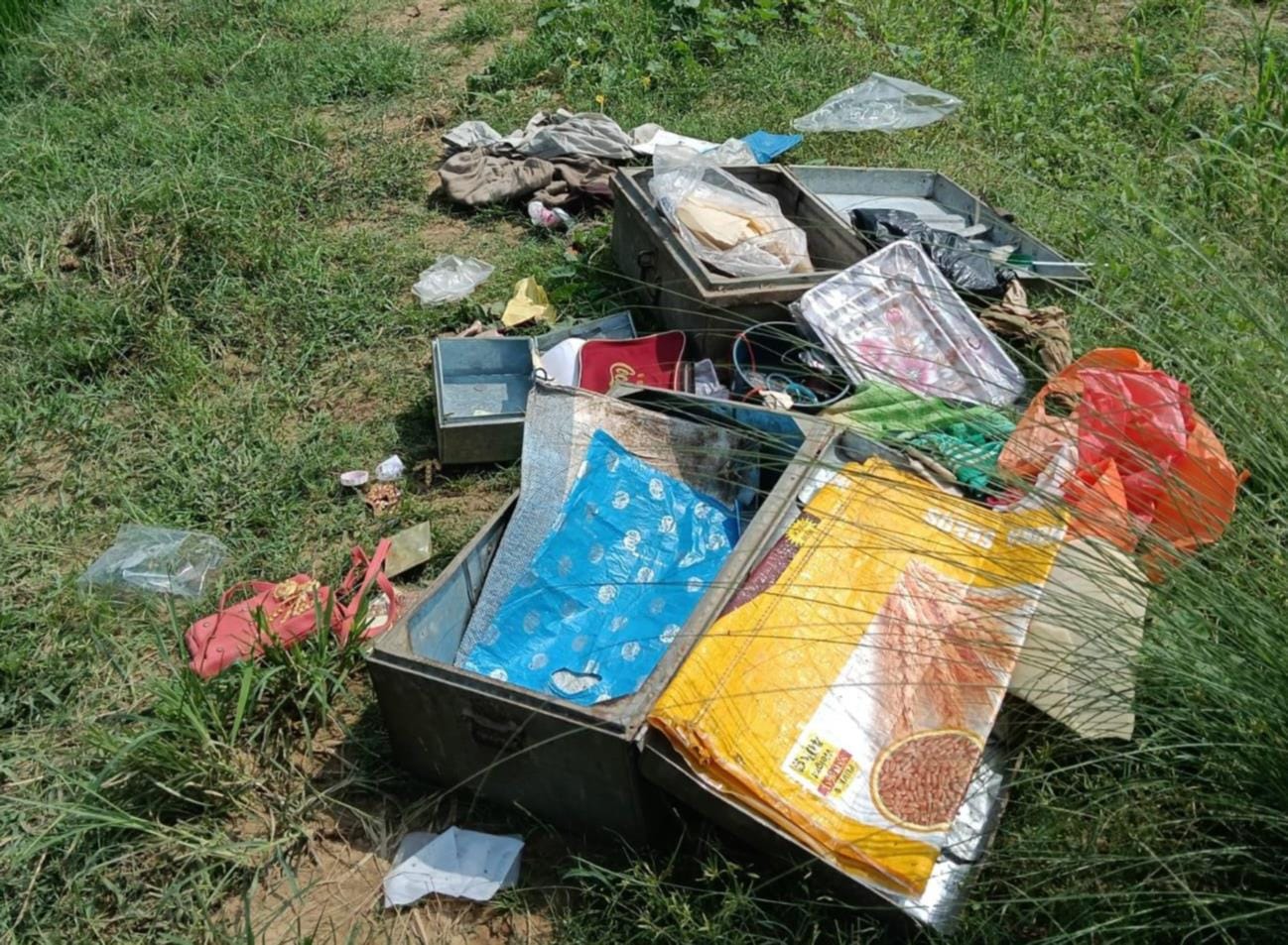 लोनियनपुरवा गांव में लोगों को पूछताछ करते सीओ लोनियनपुरवा गांव में लोगों को पूछताछ करते सीओ