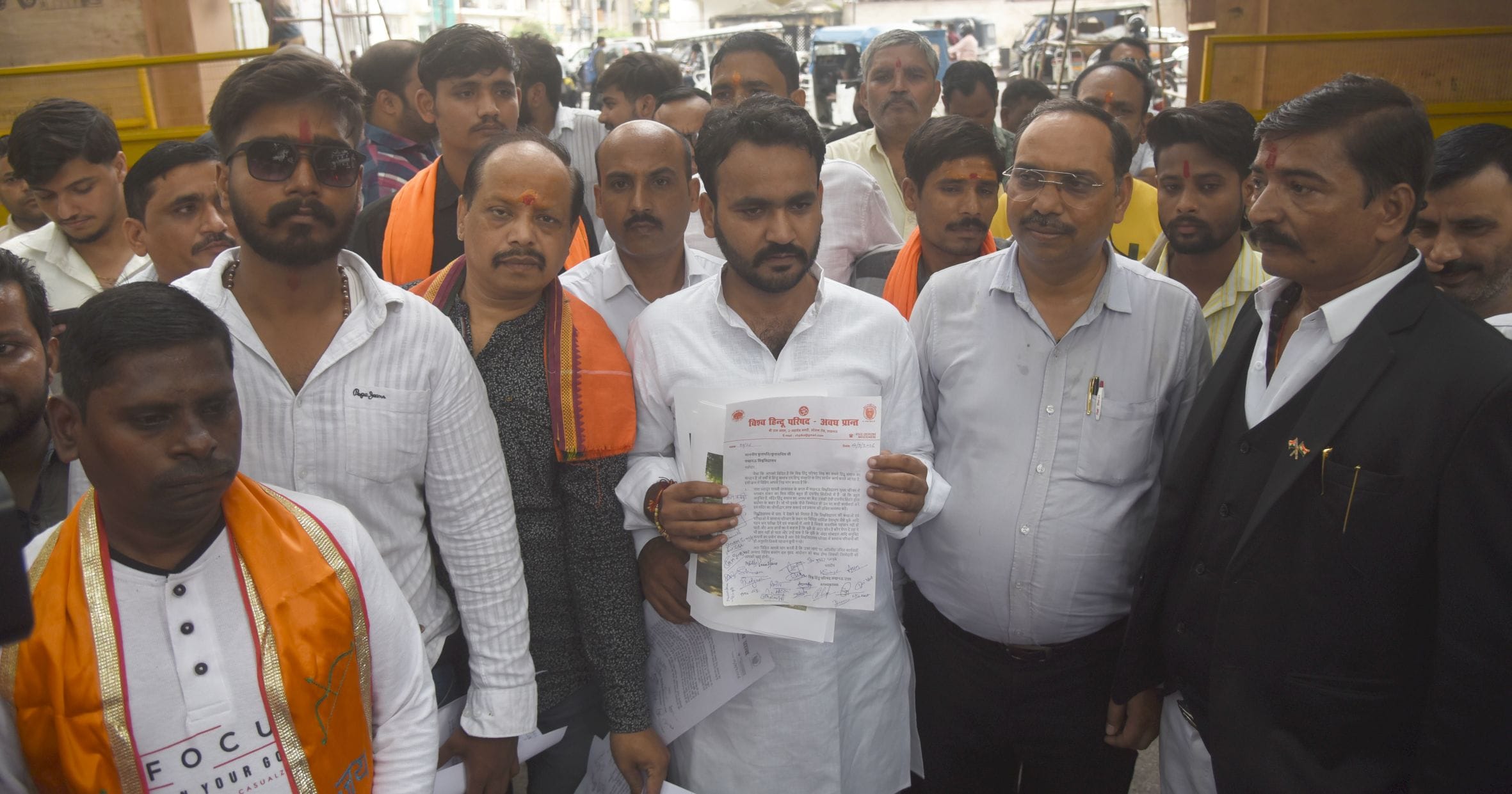 लविवि कुलपति को मांगपत्र सौंपते विहिप और बजरंग दल के कार्यकर्ता। 