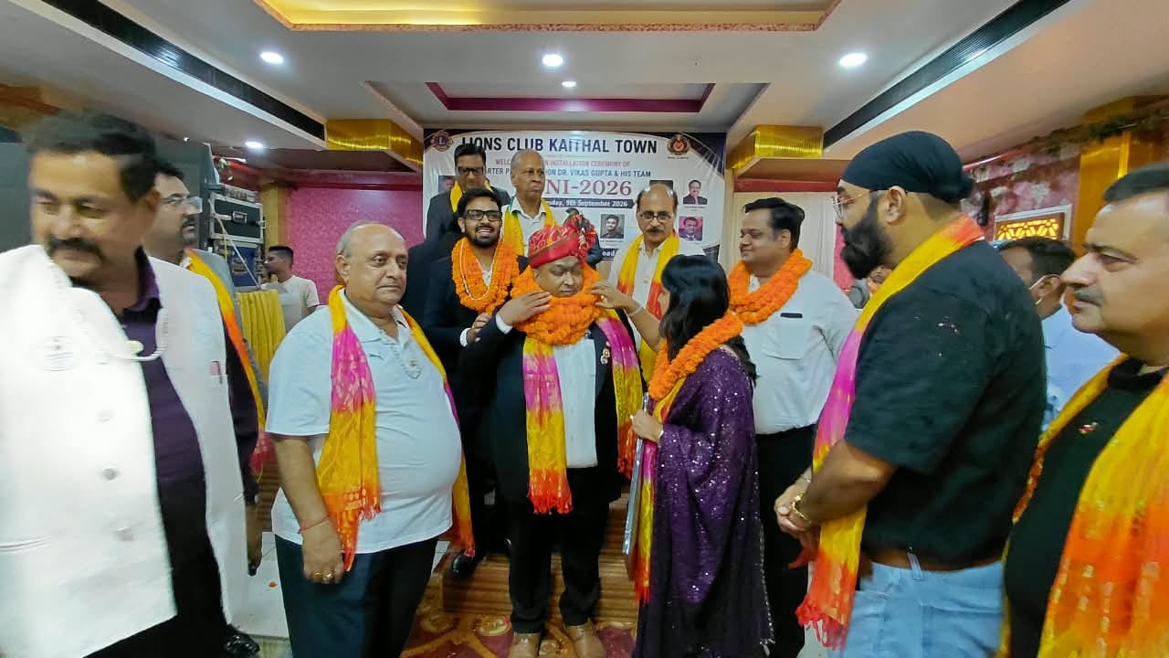 लायंस क्लब के नव नियुक्त अध्यक्ष को बधाई देते अन्य सदस्य। विज्ञप्ति लायंस क्लब के नव नियुक्त अध्यक्ष को बधाई देते अन्य सदस्य। विज्ञप्ति