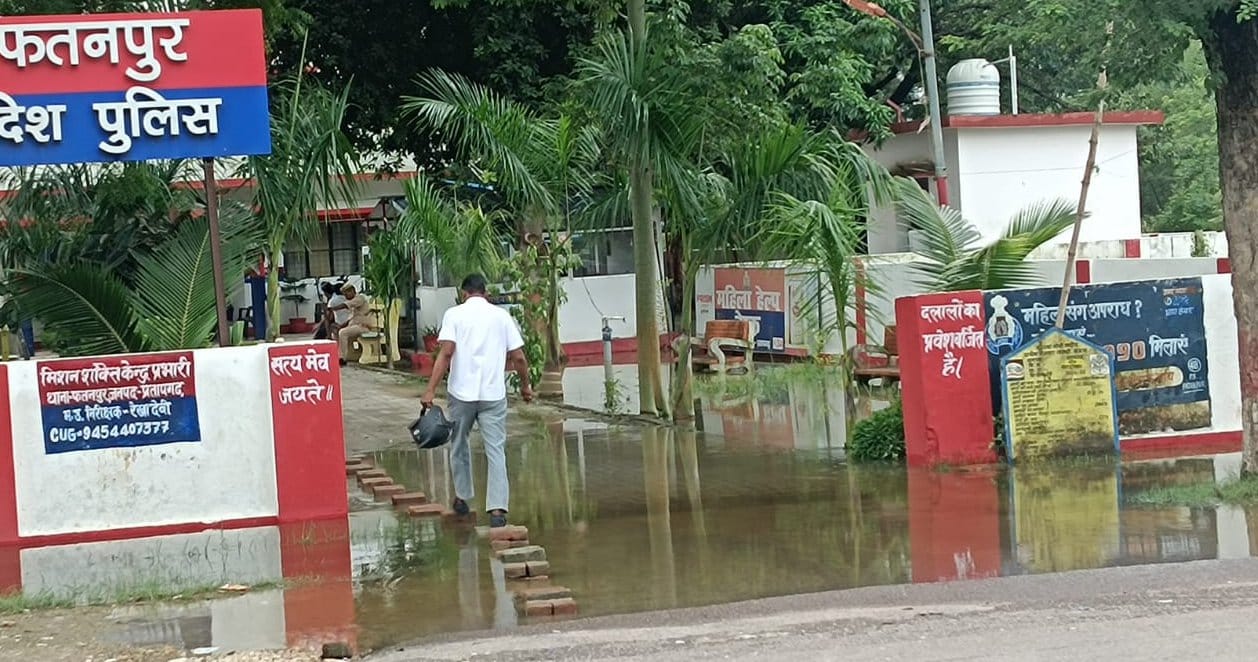 मानिकपुर में सीढ़ियों तक पहुंचा गंगा के बाढ़ का पानी। संवाद मानिकपुर में सीढ़ियों तक पहुंचा गंगा के बाढ़ का पानी। संवाद