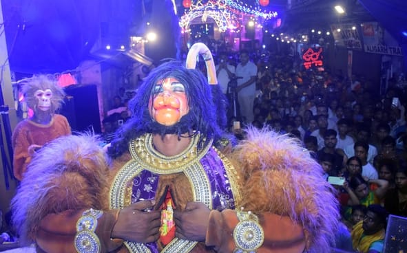 न्यू गणेशगंज में बरसाना की होली की झांकी में कार्यक्रम प्रस्तुत करते कलाकार।