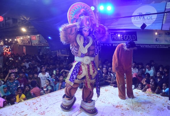 न्यू गणेशगंज में बरसाना की होली की झांकी में कार्यक्रम प्रस्तुत करते कलाकार।