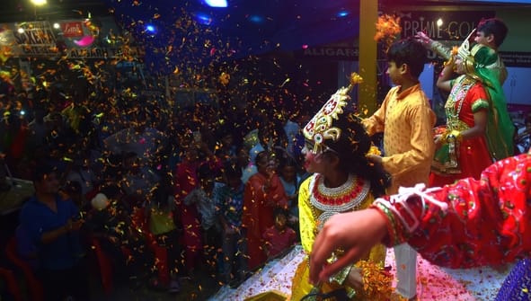 न्यू गणेशगंज में बरसाना की होली की झांकी में कार्यक्रम प्रस्तुत करते कलाकार।