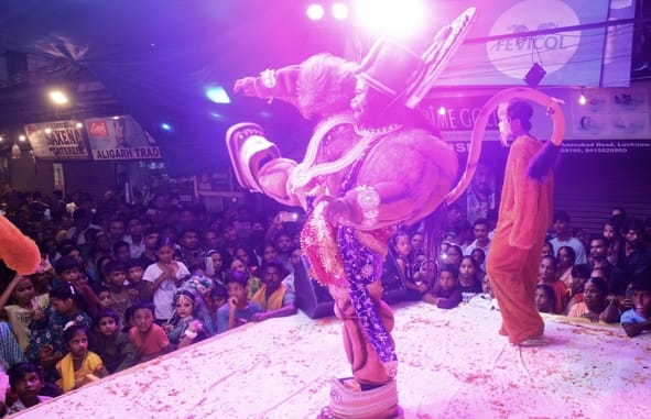 न्यू गणेशगंज में बरसाना की होली की झांकी में कार्यक्रम प्रस्तुत करते कलाकार।