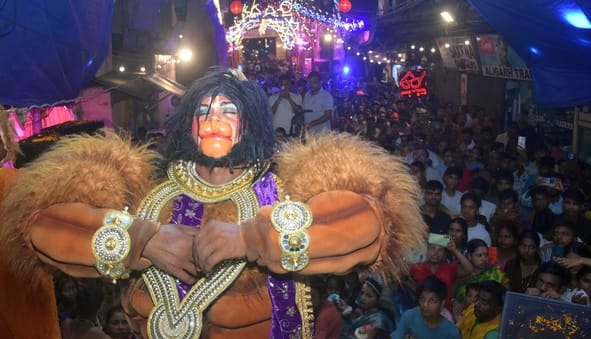 न्यू गणेशगंज में बरसाना की होली की झांकी में कार्यक्रम प्रस्तुत करते कलाकार।