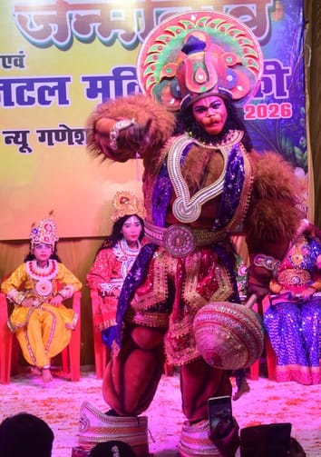 न्यू गणेशगंज में बरसाना की होली की झांकी में कार्यक्रम प्रस्तुत करते कलाकार।