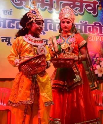न्यू गणेशगंज में बरसाना की होली की झांकी में कार्यक्रम प्रस्तुत करते कलाकार।