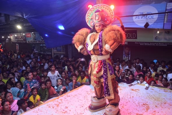 न्यू गणेशगंज में बरसाना की होली की झांकी में कार्यक्रम प्रस्तुत करते कलाकार।