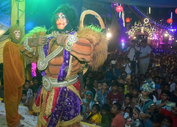 न्यू गणेशगंज में बरसाना की होली की झांकी में कार्यक्रम प्रस्तुत करते कलाकार।
