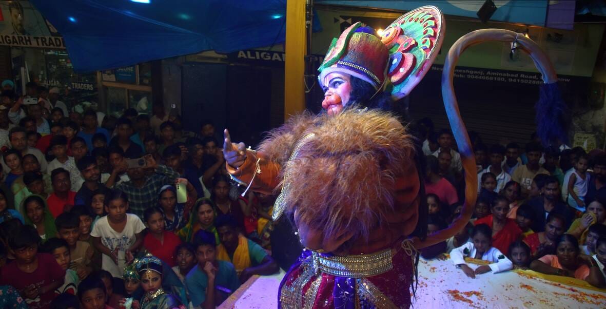 न्यू गणेशगंज में बरसाना की होली की झांकी में कार्यक्रम प्रस्तुत करते कलाकार।