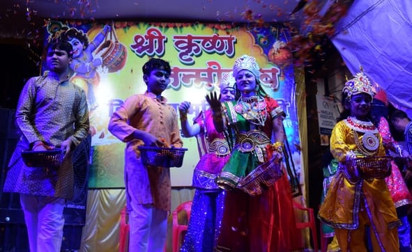 न्यू गणेशगंज में बरसाना की होली की झांकी में कार्यक्रम प्रस्तुत करते कलाकार।