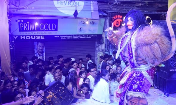 न्यू गणेशगंज में बरसाना की होली की झांकी में कार्यक्रम प्रस्तुत करते कलाकार।