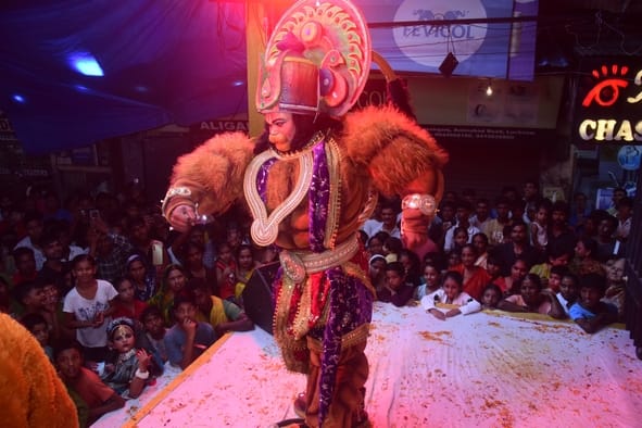 न्यू गणेशगंज में बरसाना की होली की झांकी में कार्यक्रम प्रस्तुत करते कलाकार।