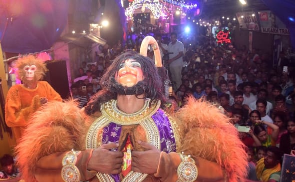 न्यू गणेशगंज में बरसाना की होली की झांकी में कार्यक्रम प्रस्तुत करते कलाकार।