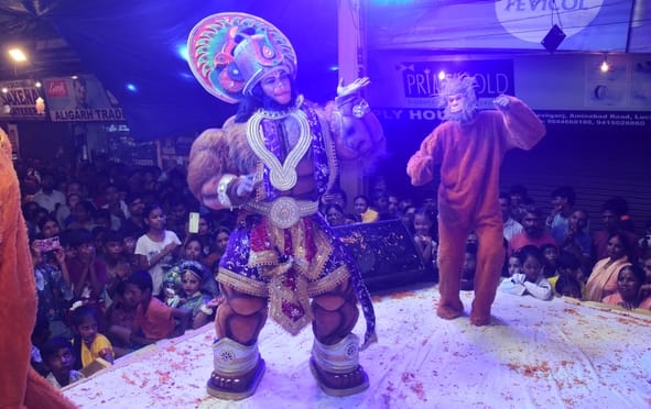 न्यू गणेशगंज में बरसाना की होली की झांकी में कार्यक्रम प्रस्तुत करते कलाकार।