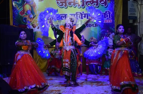 न्यू गणेशगंज में बरसाना की होली की झांकी में कार्यक्रम प्रस्तुत करते कलाकार।