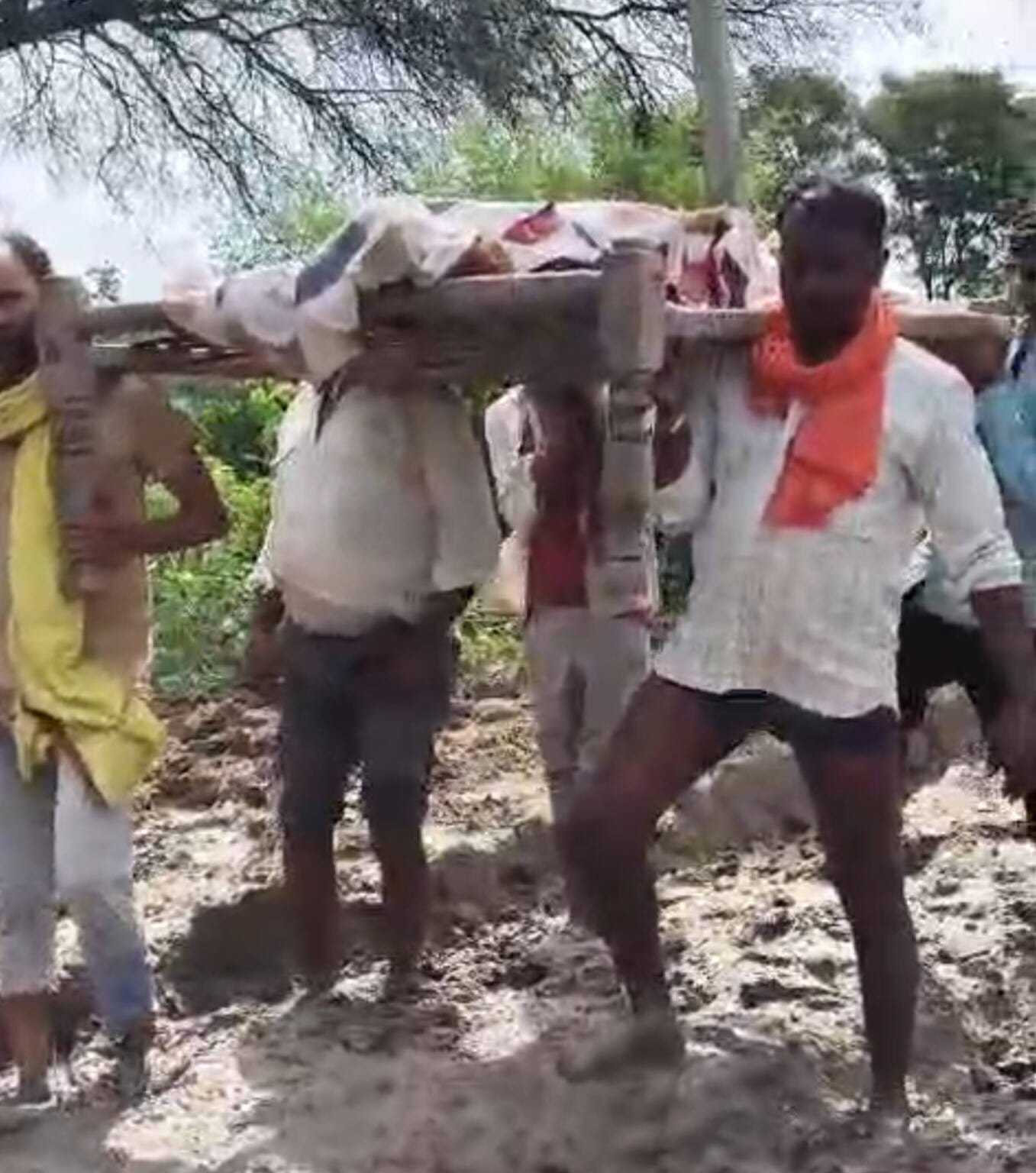 पन्ना में सड़क नहीं, तो खाट बनी एंबुलेंस! मरीज को खाट पर लादकर मुख्य मार्ग तक ले गए ग्रामीण, रन पन्ना में सड़क नहीं, तो खाट बनी एंबुलेंस! मरीज को खाट पर लादकर मुख्य मार्ग तक ले गए ग्रामीण, रन