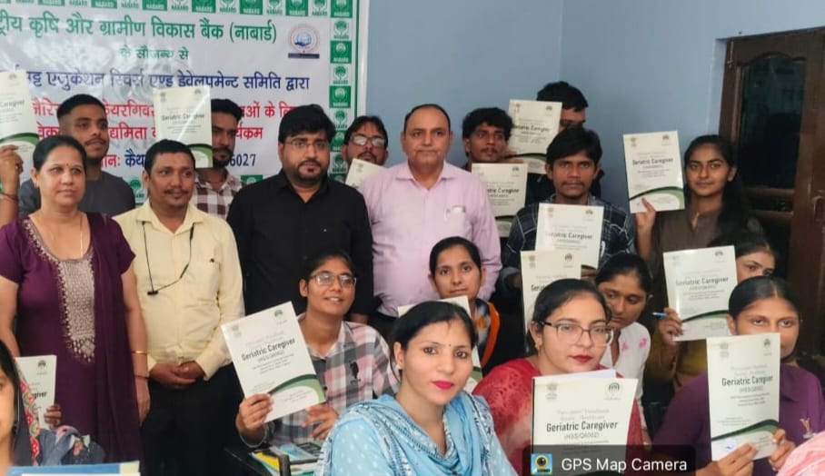 प्रशिक्षण कार्यक्रम के दौरान प्रतिभागियों को पुस्तिका व अध्ययन सामग्री किट वितरित करते मुख्य अत प्रशिक्षण कार्यक्रम के दौरान प्रतिभागियों को पुस्तिका व अध्ययन सामग्री किट वितरित करते मुख्य अत