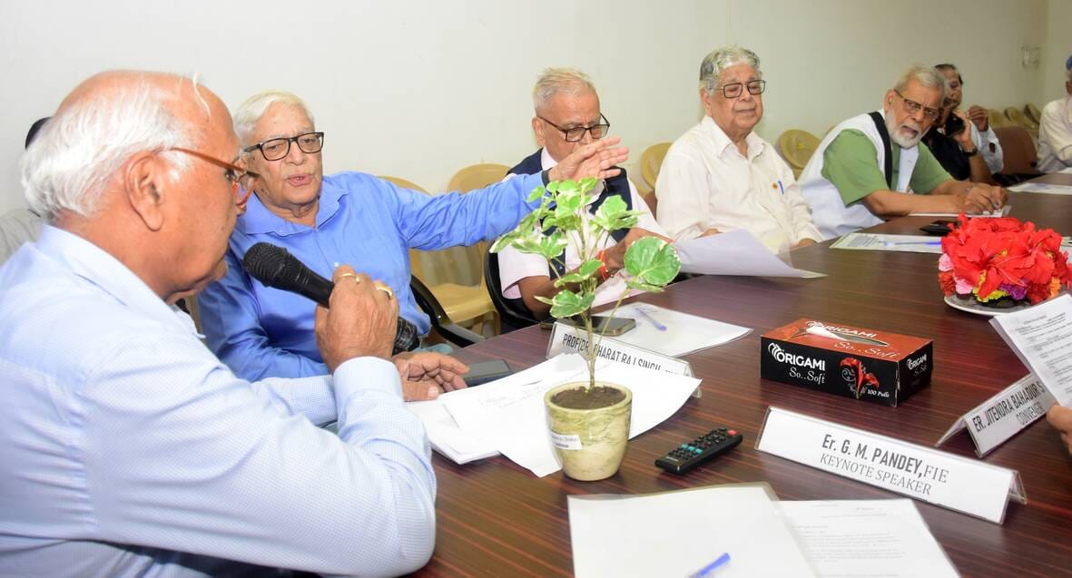 रिवर बैंक कॉलोनी स्थित इंजीनियर्स भवन में आयोजित रॉयल चार्टर डे कार्यक्रम में बोलते वक्ता। रिवर बैंक कॉलोनी स्थित इंजीनियर्स भवन में आयोजित रॉयल चार्टर डे कार्यक्रम में बोलते वक्ता।