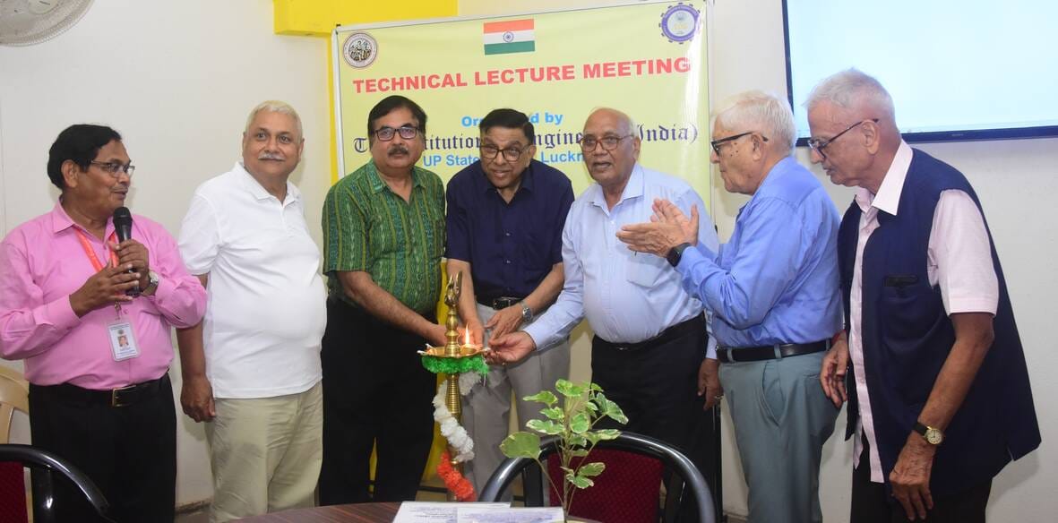 रिवर बैंक कॉलोनी स्थित इंजीनियर्स भवन में आयोजित रॉयल चार्टर डे कार्यक्रम में बोलते वक्ता। रिवर बैंक कॉलोनी स्थित इंजीनियर्स भवन में आयोजित रॉयल चार्टर डे कार्यक्रम में बोलते वक्ता।