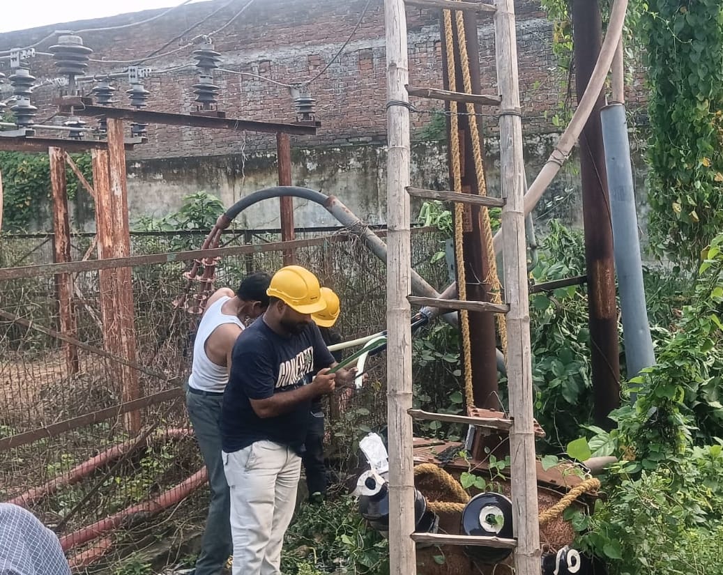 सीएमओ कार्यालय पर मोबाइल की रोशनी में काम करते अधिकारी व मेडिकल कॉलेज में ट्रांसफार्मर की मरम सीएमओ कार्यालय पर मोबाइल की रोशनी में काम करते अधिकारी व मेडिकल कॉलेज में ट्रांसफार्मर की मरम