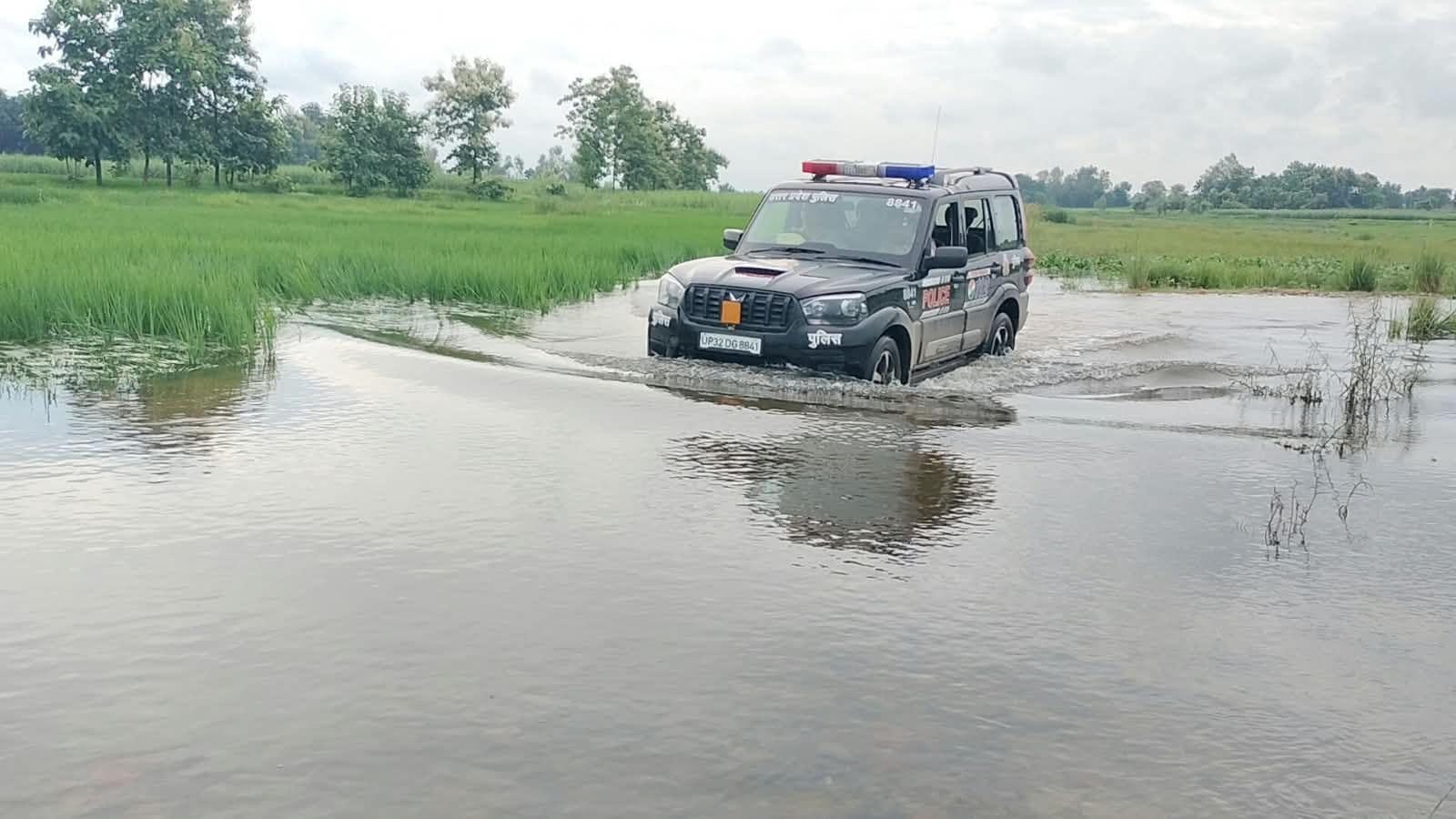 सेमगढ़ा चौराहा-गोविंदपुर मार्ग पर बने अस्थाई बाईपास पर बहते पानी के बीच जान जोखिम में डालकर गु सेमगढ़ा चौराहा-गोविंदपुर मार्ग पर बने अस्थाई बाईपास पर बहते पानी के बीच जान जोखिम में डालकर गु