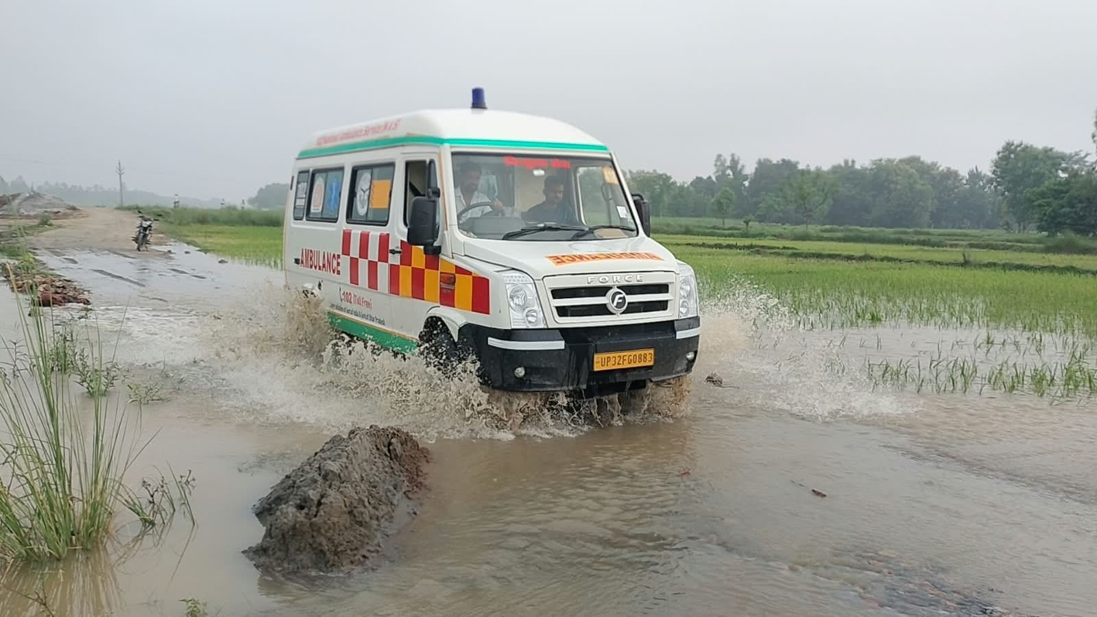 सेमगढ़ा चौराहा-गोविंदपुर मार्ग पर बने अस्थाई बाईपास पर बहते पानी के बीच जान जोखिम में डालकर गु सेमगढ़ा चौराहा-गोविंदपुर मार्ग पर बने अस्थाई बाईपास पर बहते पानी के बीच जान जोखिम में डालकर गु