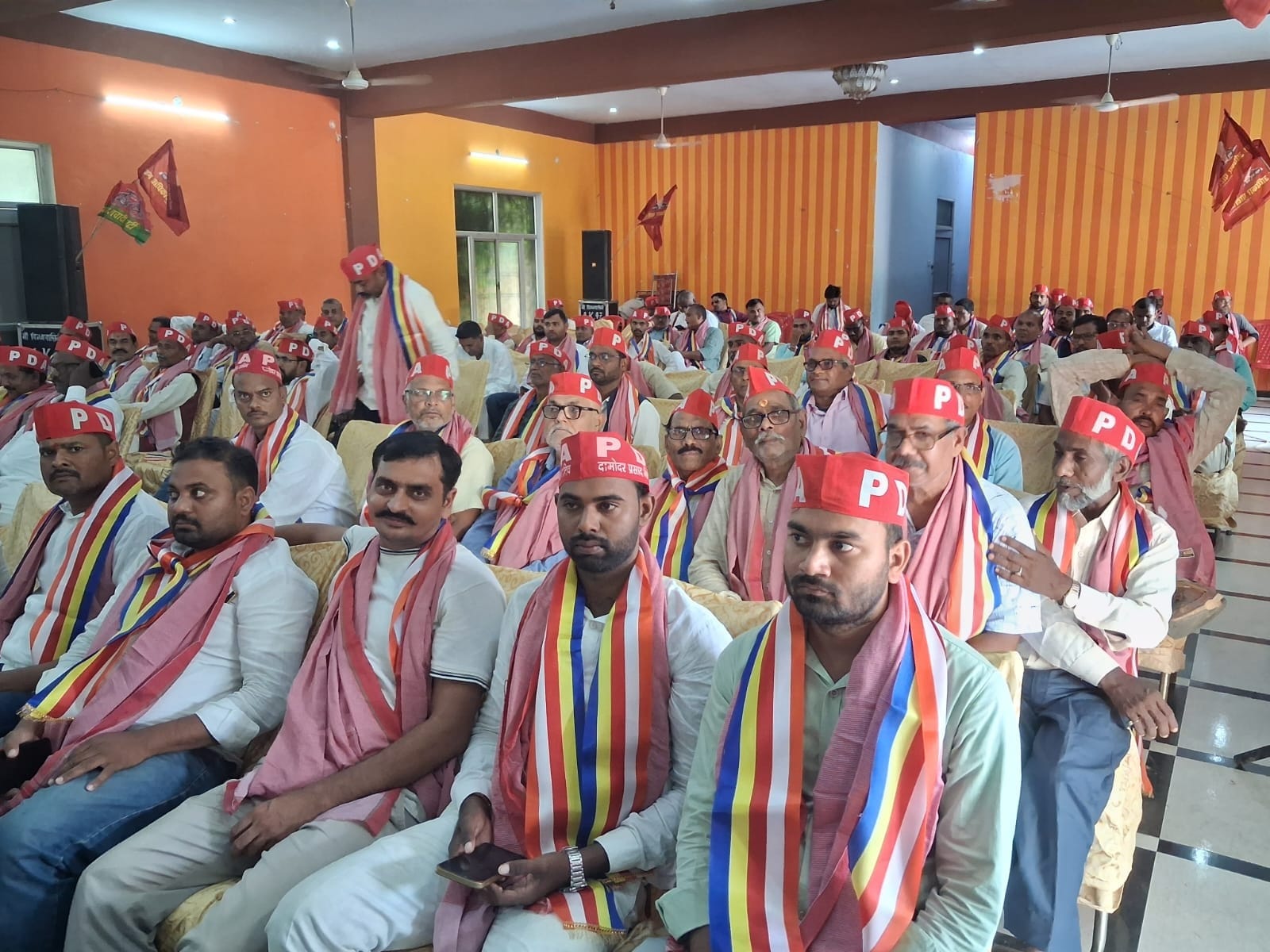 समाजवादी पार्टी के पीडीए जनसंवाद कार्यक्रम में सांसद बाबू सिंह कुशवाहा और छोटेलाल खरवार । स्रोत