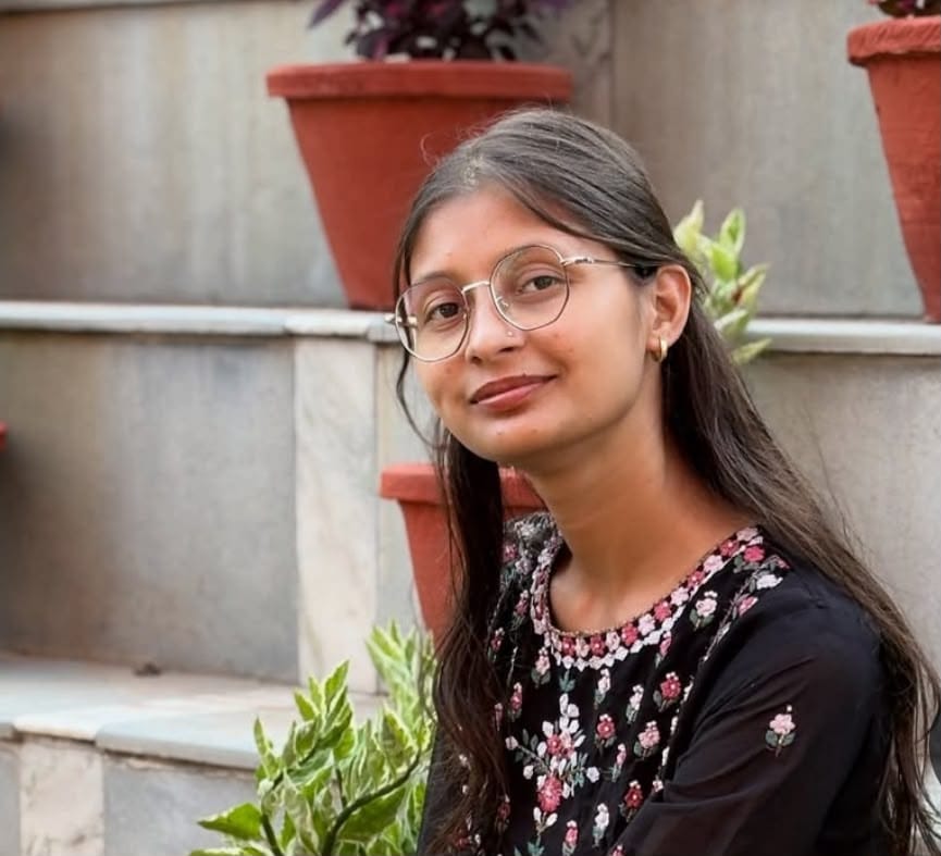 सड़क के किनारे पड़ा मृत जानवर। संवाद सड़क के किनारे पड़ा मृत जानवर। संवाद