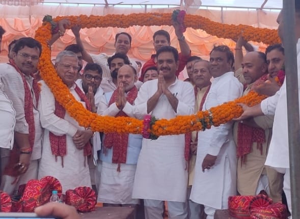 शाहजहांपुर में किसान सम्मानों में संबोधित करते असीम अरुण तथा मंच पर बैठे भाजपा नेता