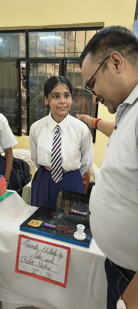 विज्ञान प्रदर्शनी में मॉडल देखते डीआईओएस देवेंद्र पांडेय और मंडलीय विज्ञान प्रगति अधिकारी डॉ. द